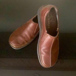 Merrell Men Size 9 Brown Silp on shoe